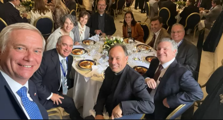 Denuncian a Presidente Kast por reunión privada con excompañeros en sede de Gobierno