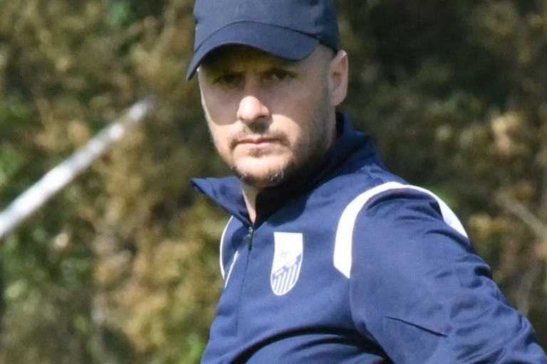 Escándalo futbolístico: DT de Deportes Linares renuncia y acusa presión interna para alinear jugador