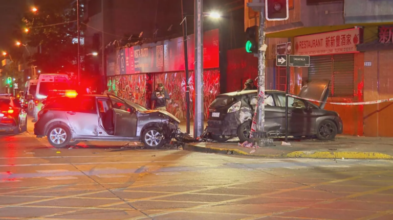 Fallece mujer víctima de accidente que involucró a siete carabineros en Santiago