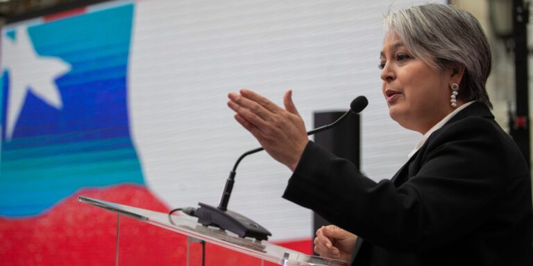 Jara arremete contra Kast: “Piensen en la gente, no en sus intereses o su nostalgia por la dictadura”