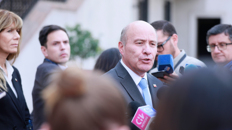 Ministro Quiroz enfrenta críticas y acusa “maquillaje” fiscal: “No se puede tapar el sol con un dedo”