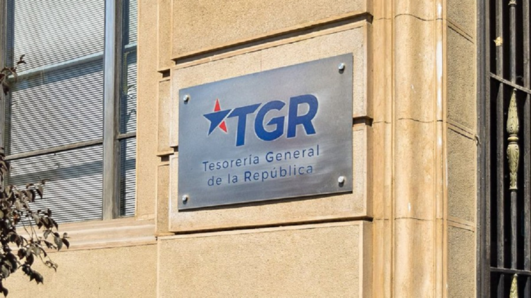 Tesorería inicia proceso de cobroa deudores del CAE: ¿Quiénes arriesgan embargos?