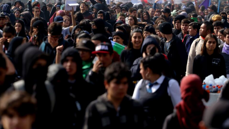 Estudiantes marchan en Talca contra alzas y recortes en educación