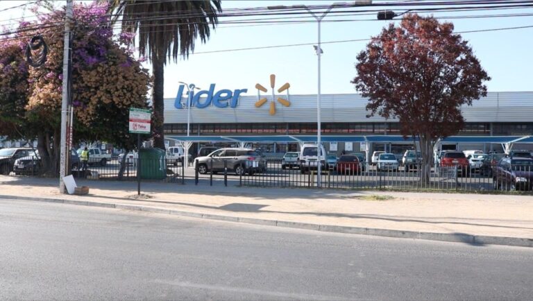 Talca: delincuentes simulan ayuda para sustraer $500 mil a mujer desde cajero