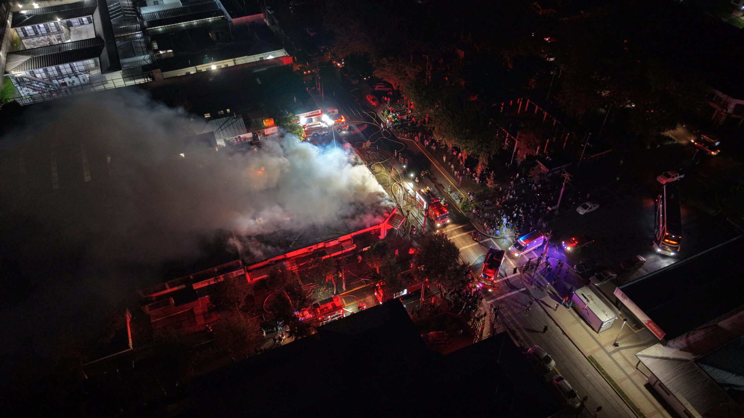 Voraz incendio afecta once locales comerciales en Parral