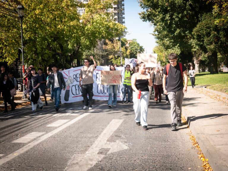 Cerca de 400 estudiantes participaron en movilización contra alzas y recortes en educación