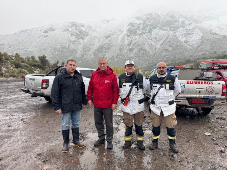 Rescatan a nueve personas aisladas en ruta cordillerana de Romeral