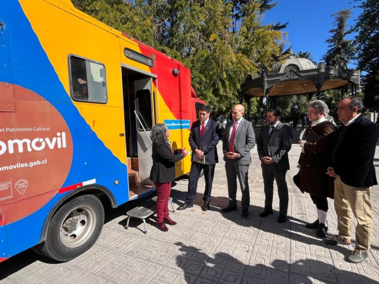 Maule suma moderno bibliomóvil para fomentar la lectura en sectores rurales: colección inicial tiene 380 libros