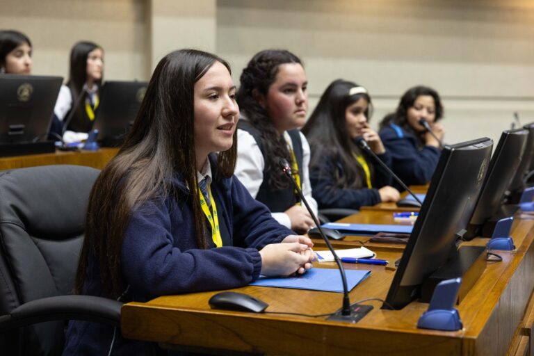 Alumnas del Maule fueron senadoras por un día en jornada legislativa en Valparaíso