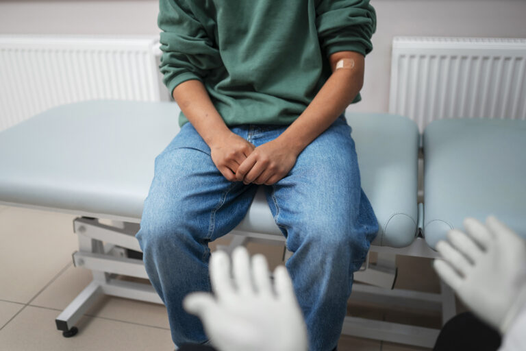 Un minuto puede marcar la diferencia: expertos explican cómo prevenir el cáncer testicular