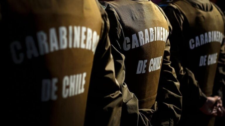 Dan de baja a 7 carabineros tras fatal accidente en Santiago que dejó una mujer fallecida