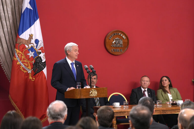 Auditoría detecta millonarios movimientos fiscales al cierre del gobierno de Boric: 2.500 contrataciones en 2025