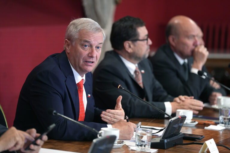 Presidente Kast admite error “por desconocimiento” tras almuerzo con excompañeros en La Moneda