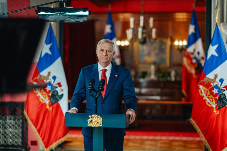 Aprobación de presidente Kast cae a 40% tras críticas por almuerzo en La Moneda