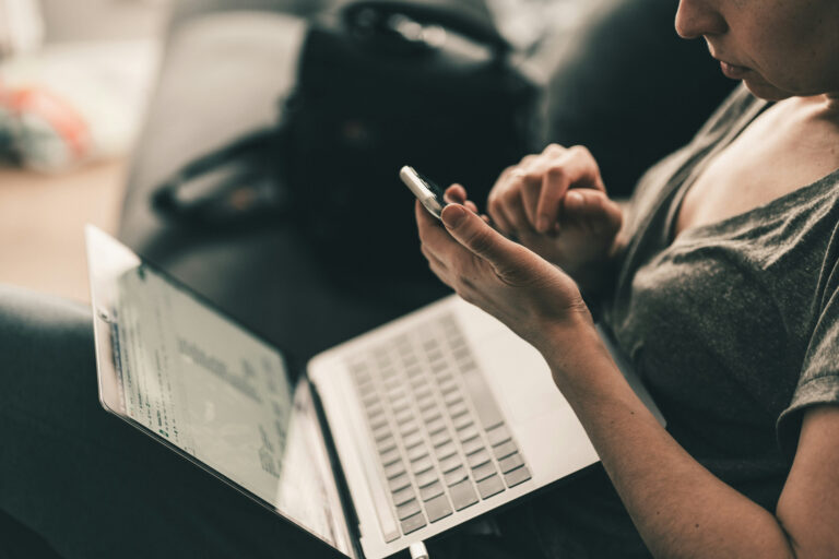 Expertos alertan que estudiar con el celular al lado afecta la comprensión lectora