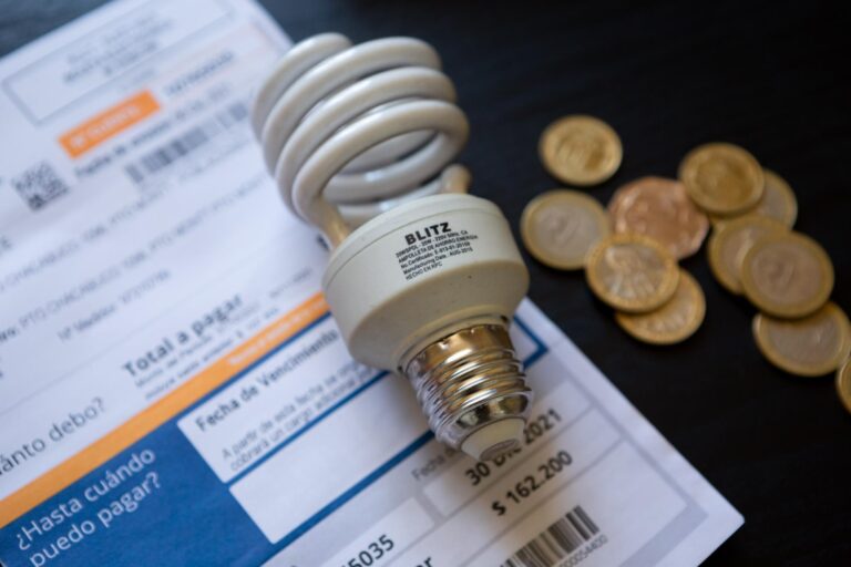 Experto alerta impacto desigual por nueva alza en cuentas de la luz en Chile