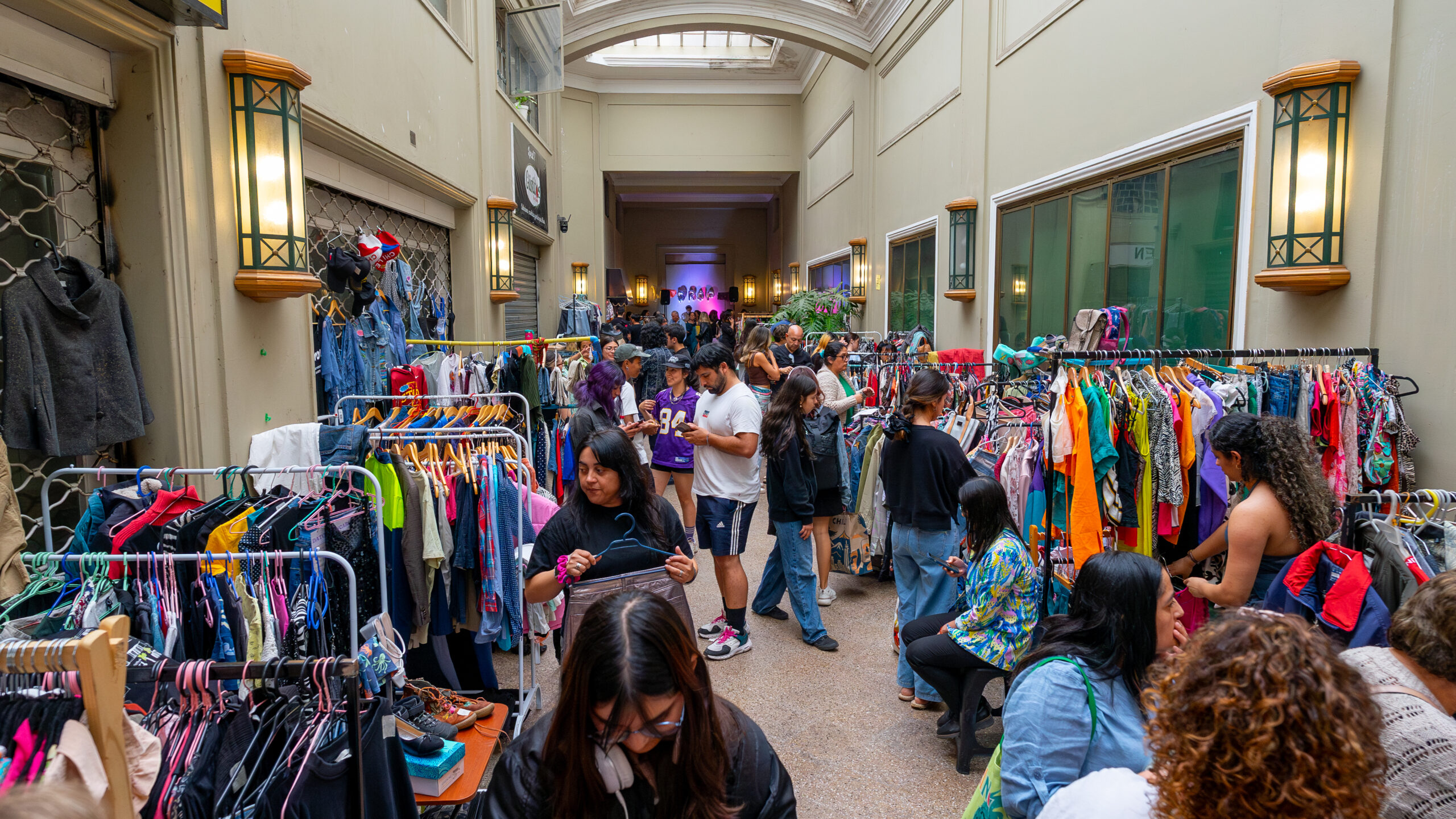 Feria Drop celebra su primer aniversario con moda circular, vitrineo y música en Talca