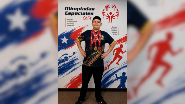 Nadador talquino destaca en campeonato de Concepción y apunta al Mundial de Olimpiadas Especiales
