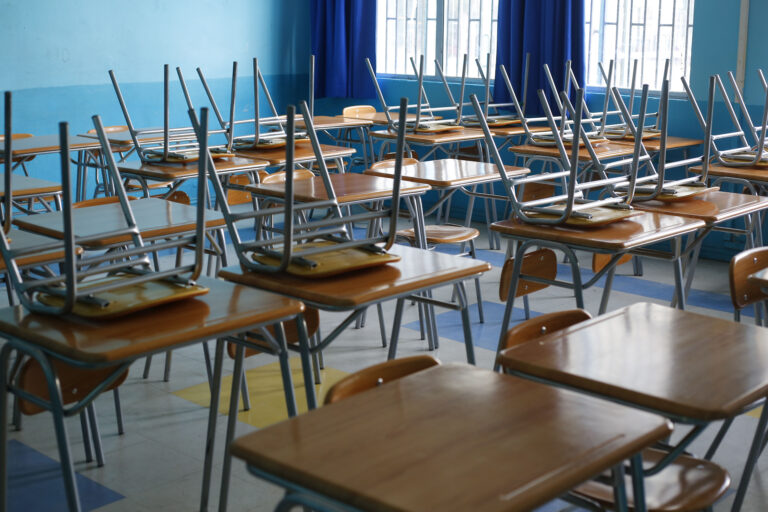 Colegio de Profesores pide extender la suspensión de clases: “Hay colegios sin suministro eléctrico e inundados y aparecen funcionando con normalidad, eso simplemente no sirve”
