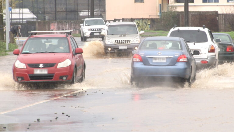 Conducir bajo la lluvia: los errores más comunes y cómo evitarlos, según experto
