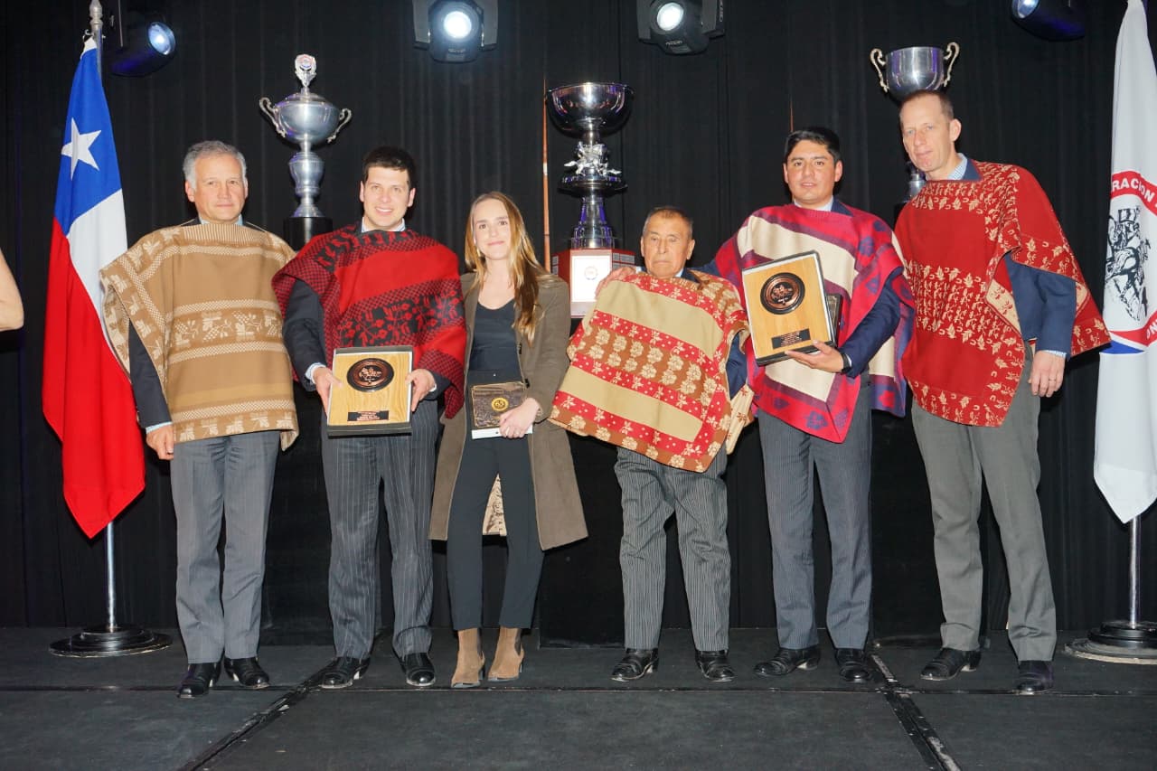Ferochi premia a los campeones de la temporada 2025-2026 y renueva sus autoridades
