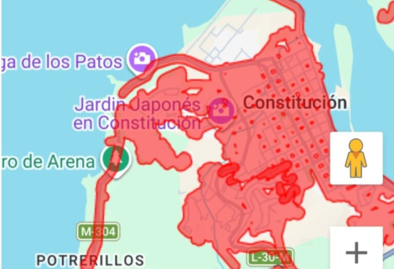 Desborde de estero inunda Constitución mientras la ciudad permanece sin luz